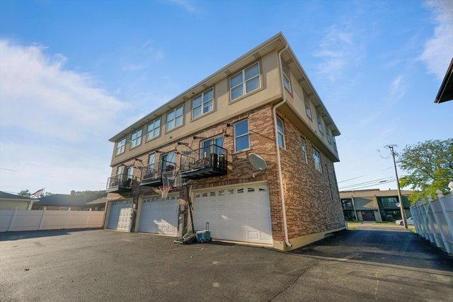 7943 W 92nd Street #7947, Hickory Hills, IL 60457