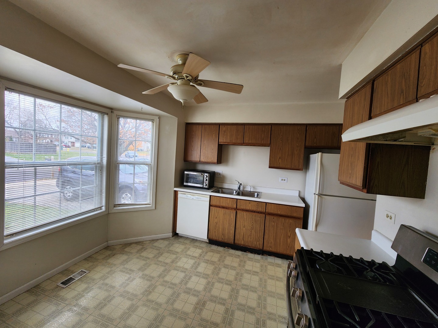 1429 Oxford Street, Carol Stream, IL 60188