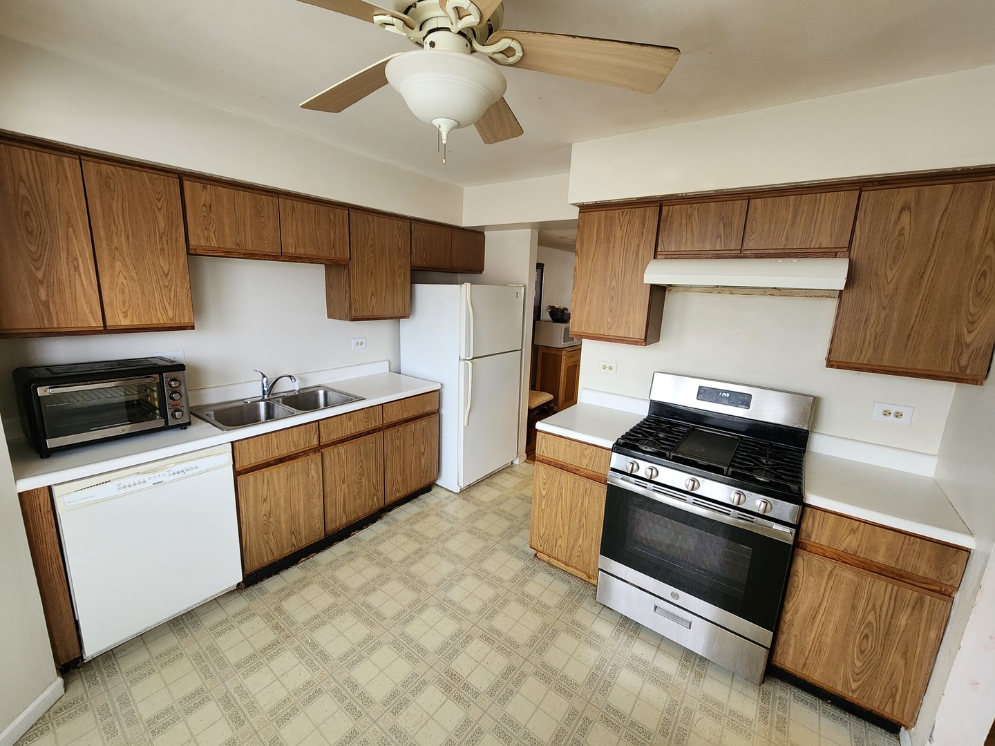 1429 Oxford Street, Carol Stream, IL 60188