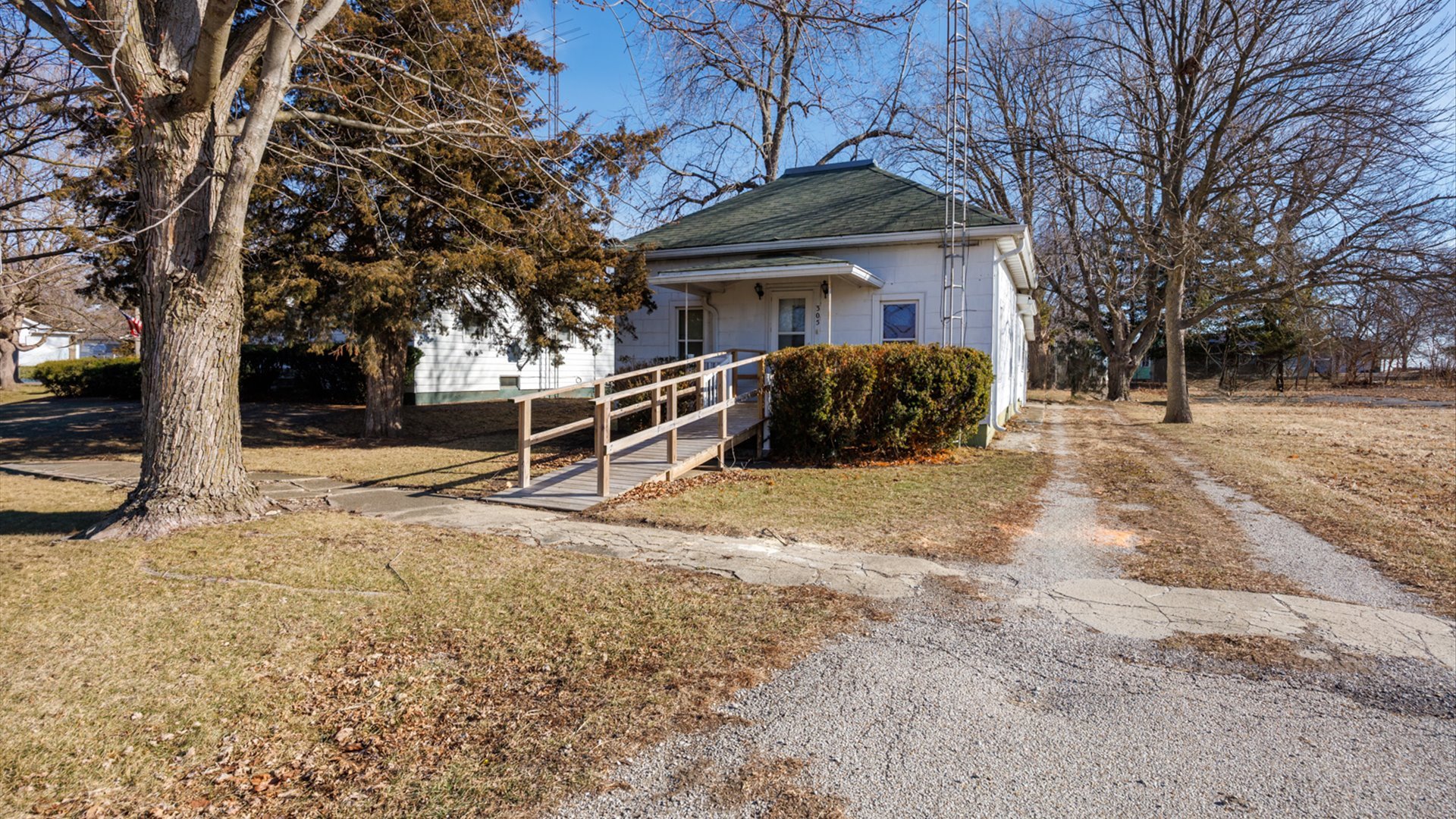 305 S Harrison Street, Colfax, IL 61728