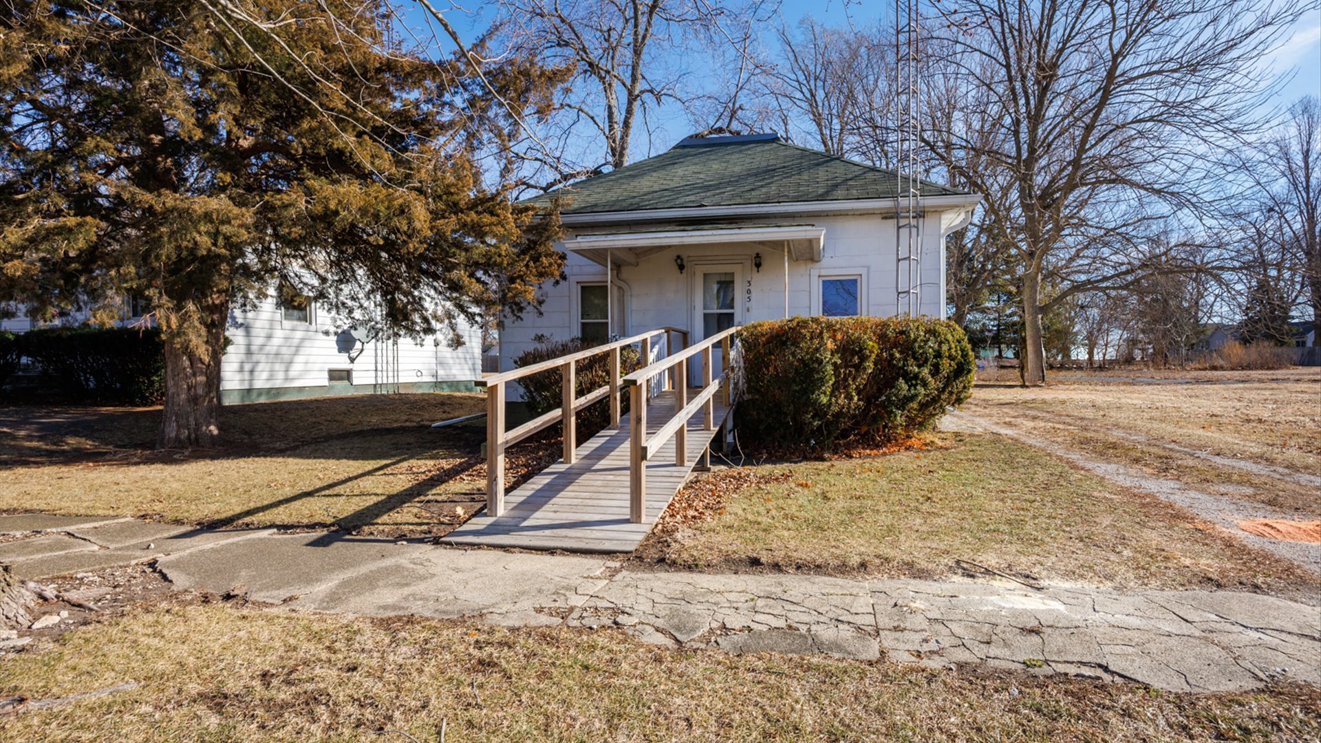 305 S Harrison Street, Colfax, IL 61728