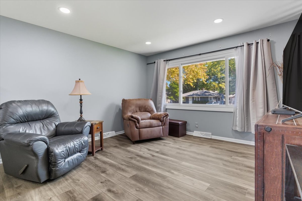 830 Russell Avenue, Winthrop Harbor, IL 60096