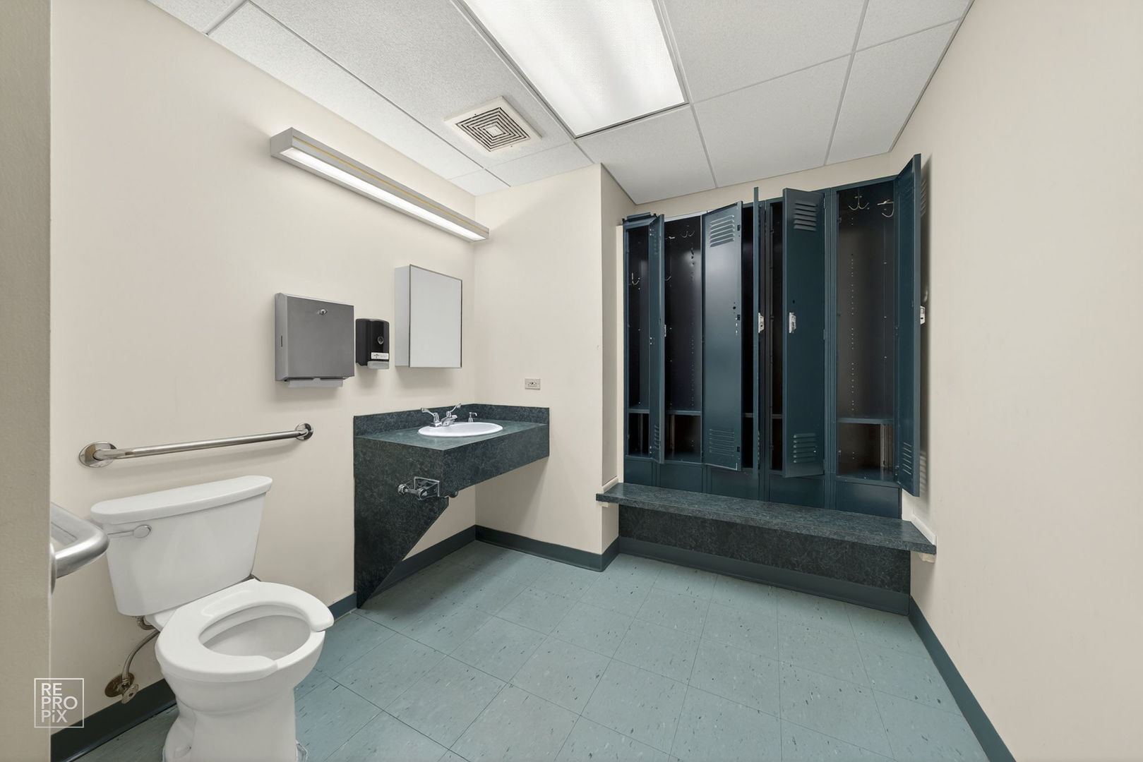 1900 W Peterson Avenue, Chicago, IL 60660