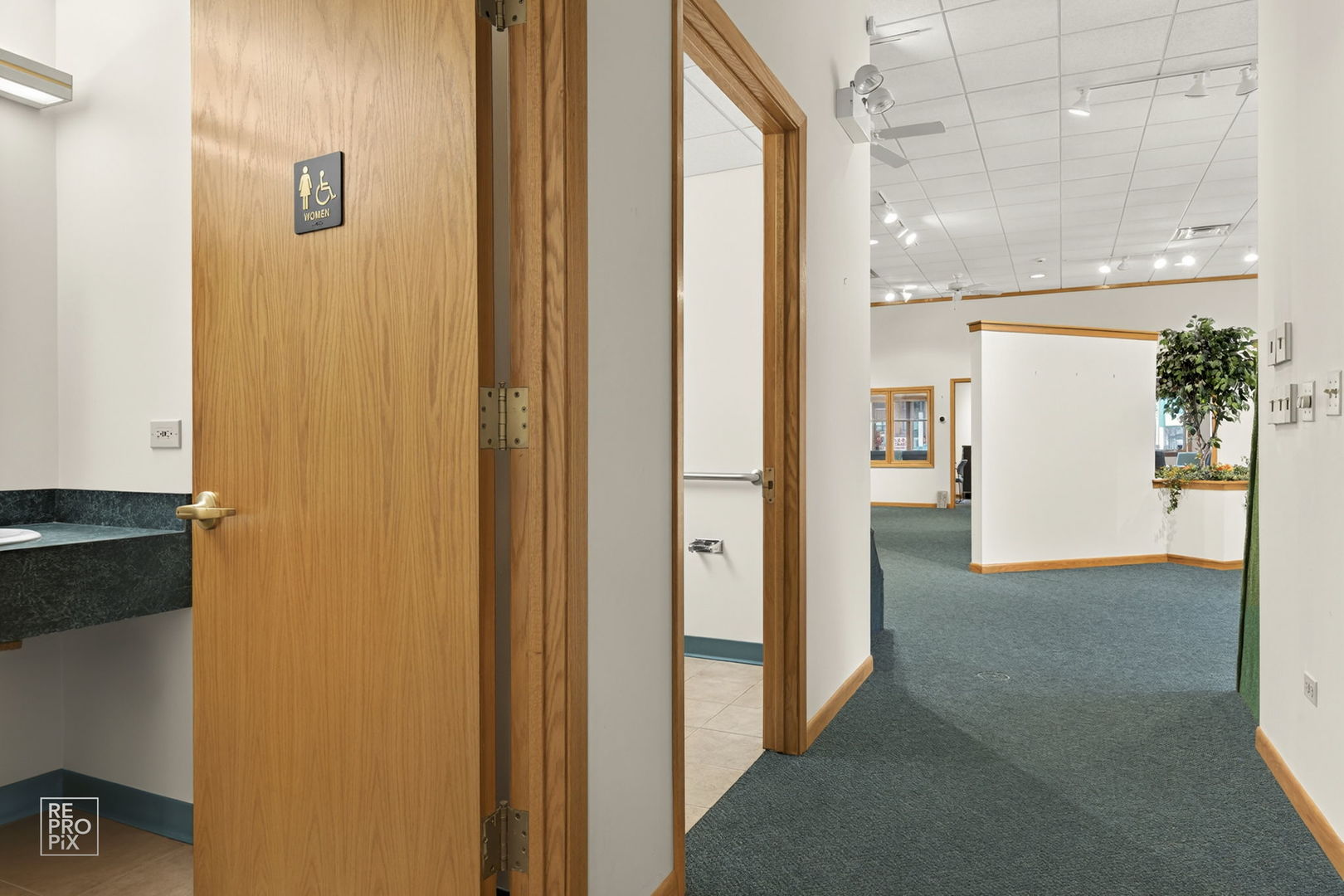 1900 W Peterson Avenue, Chicago, IL 60660