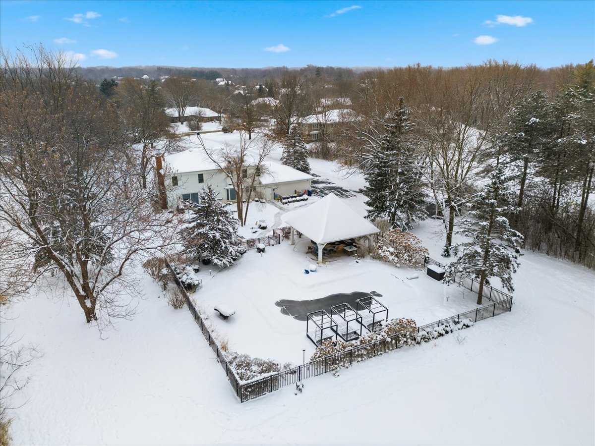 12 Crestview Lane, Lake Barrington, IL 60010