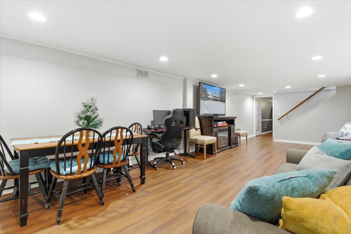 12 Crestview Lane, Lake Barrington, IL 60010