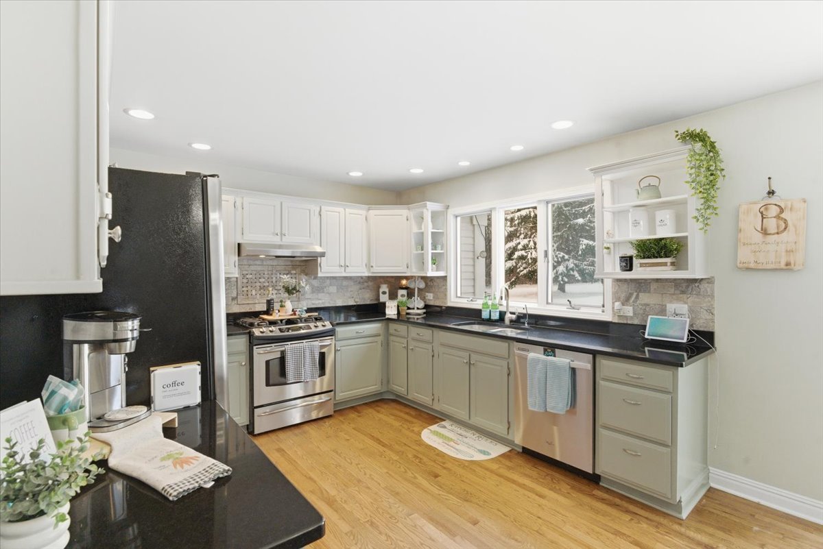 12 Crestview Lane, Lake Barrington, IL 60010