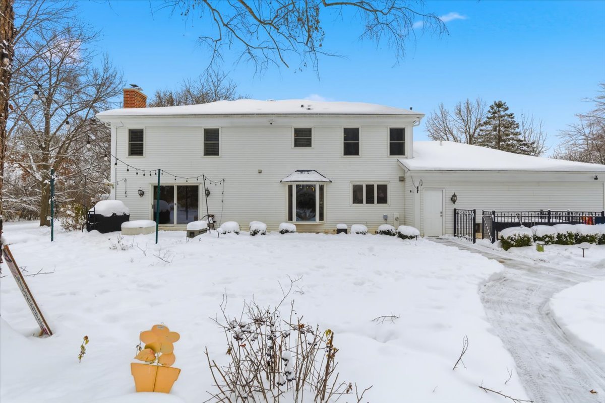 12 Crestview Lane, Lake Barrington, IL 60010