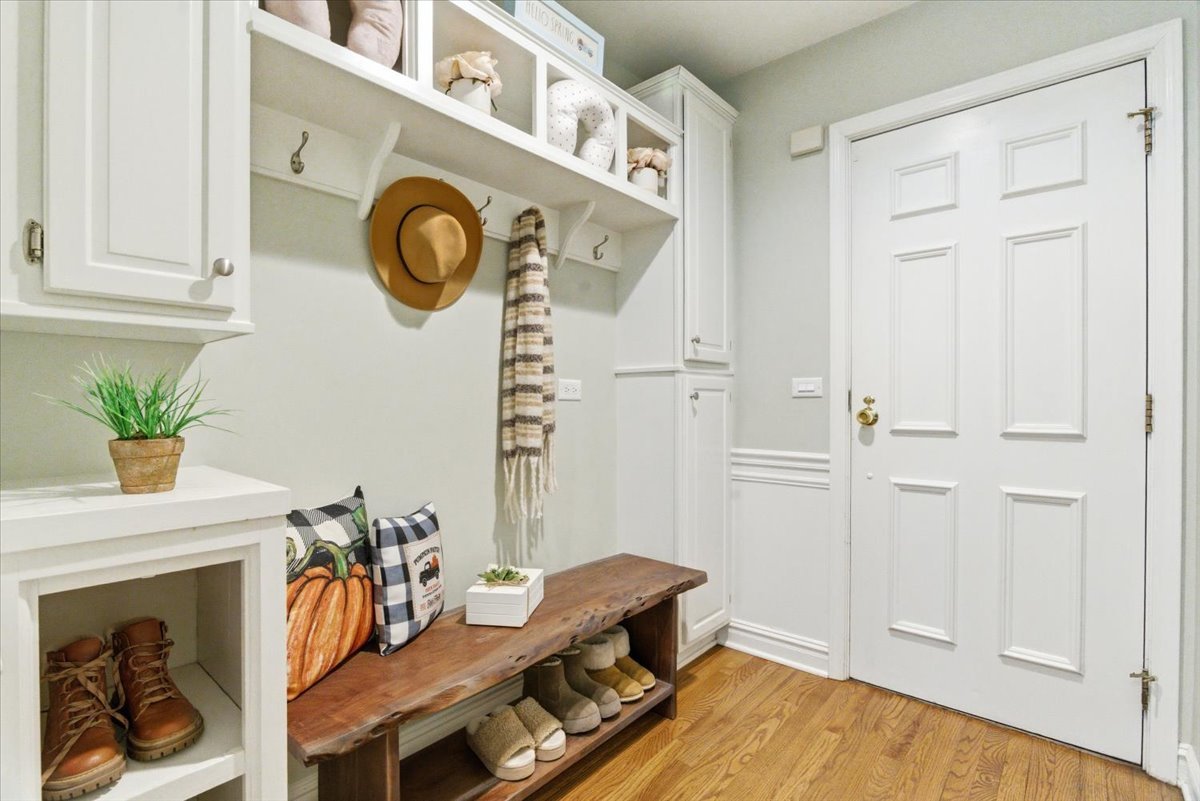 12 Crestview Lane, Lake Barrington, IL 60010