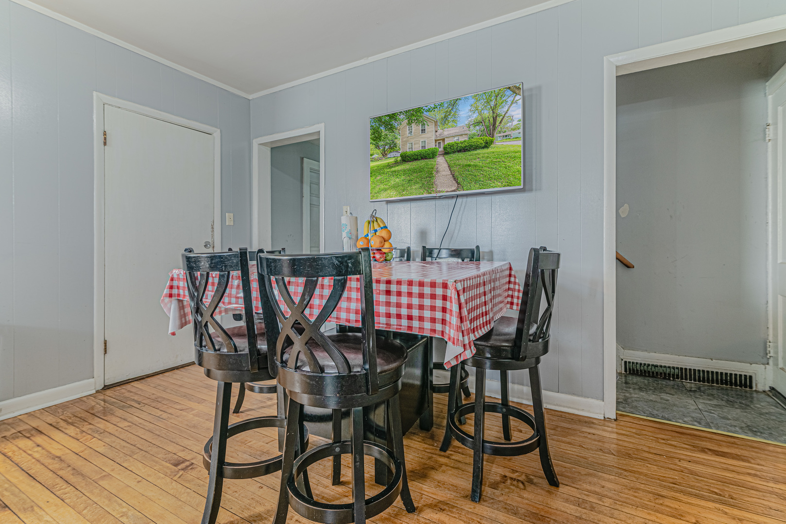 552 Walnut Avenue, Elgin, IL 60123