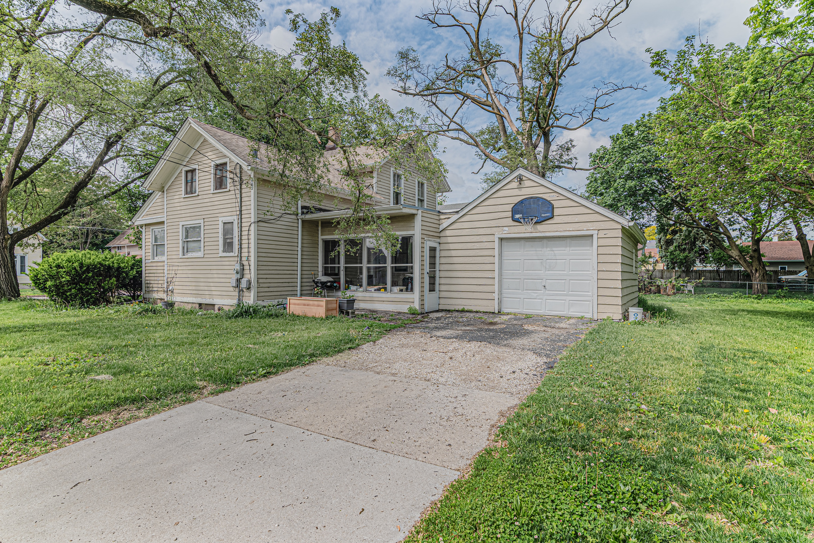552 Walnut Avenue, Elgin, IL 60123
