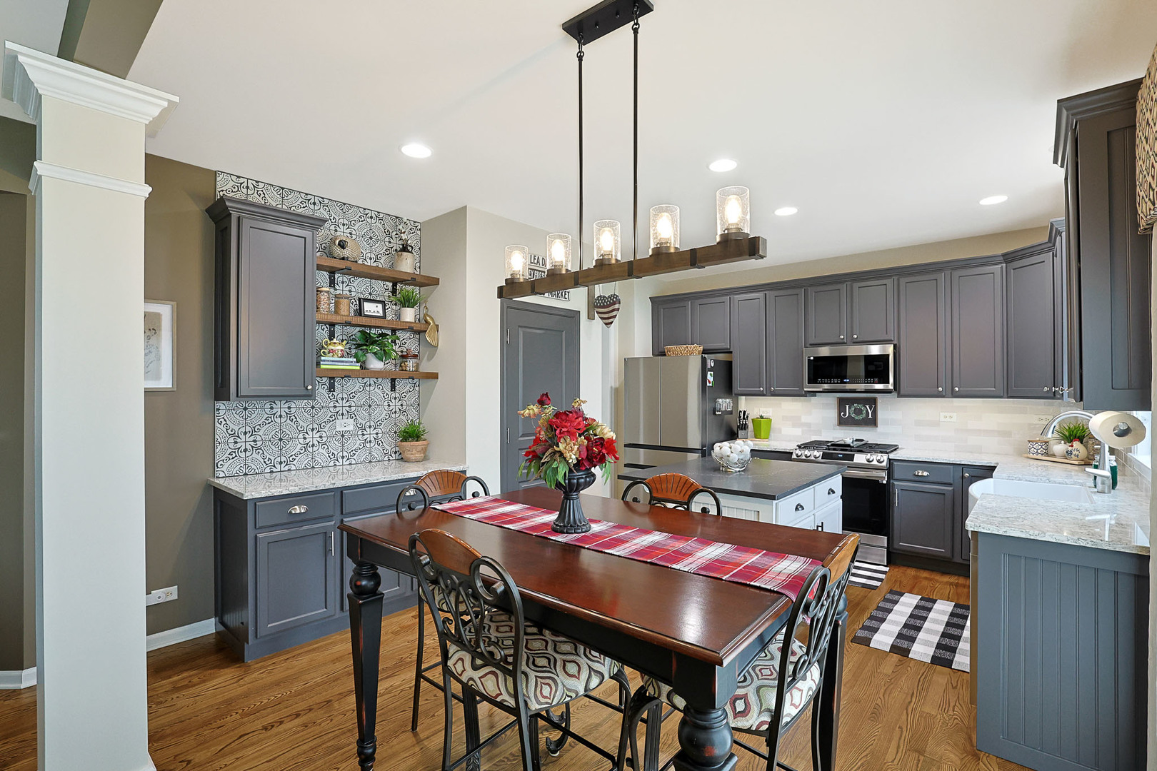 3121 Drury Lane, Carpentersville, IL 60110