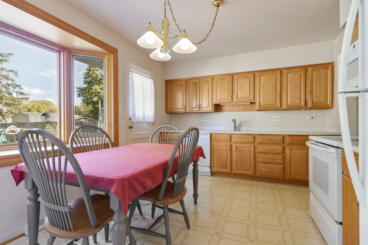 522 Edgewood Lane, Elk Grove Village, IL 60007