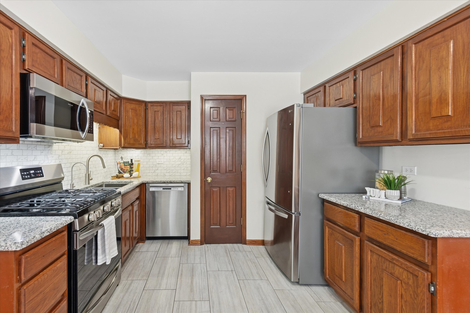 312 Leeds Court, Naperville, IL 60565