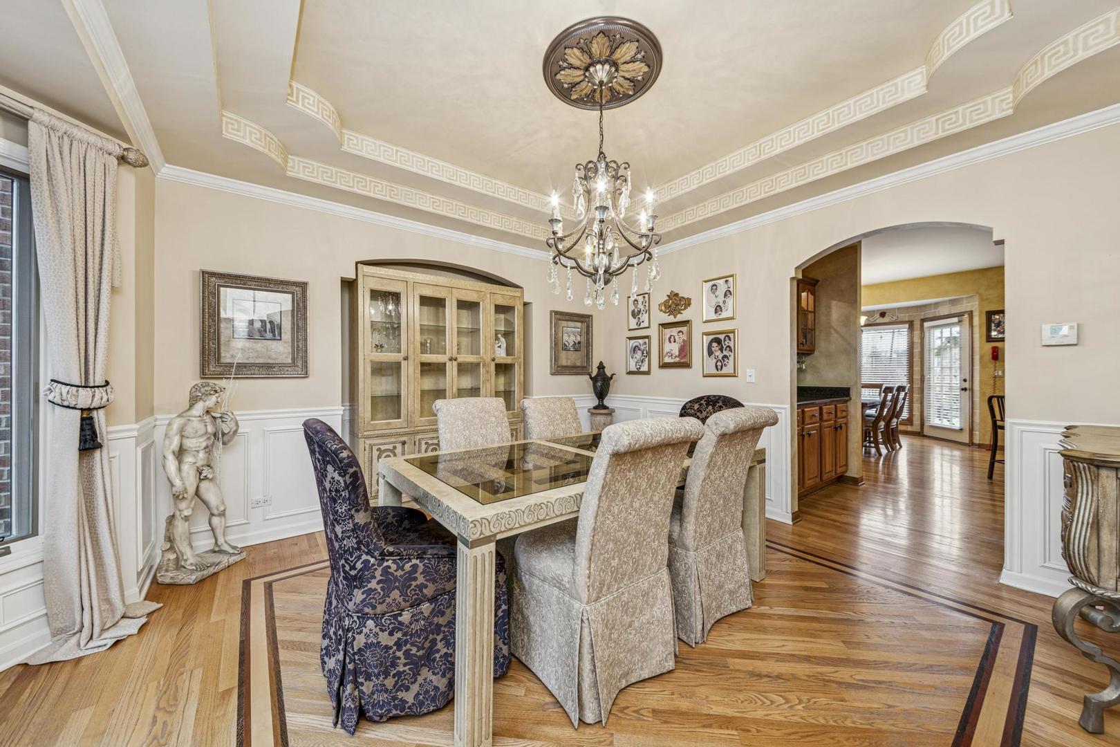 911 Hampton Drive, Carol Stream, IL 60188