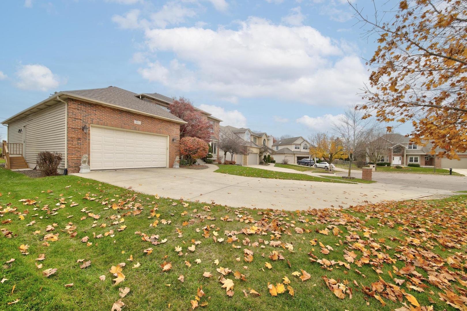 911 Hampton Drive, Carol Stream, IL 60188