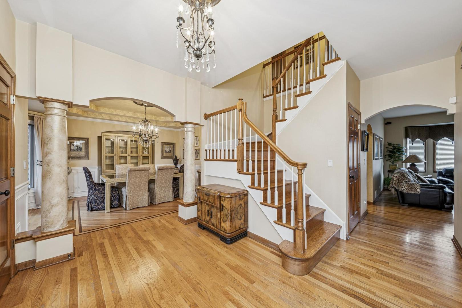 911 Hampton Drive, Carol Stream, IL 60188