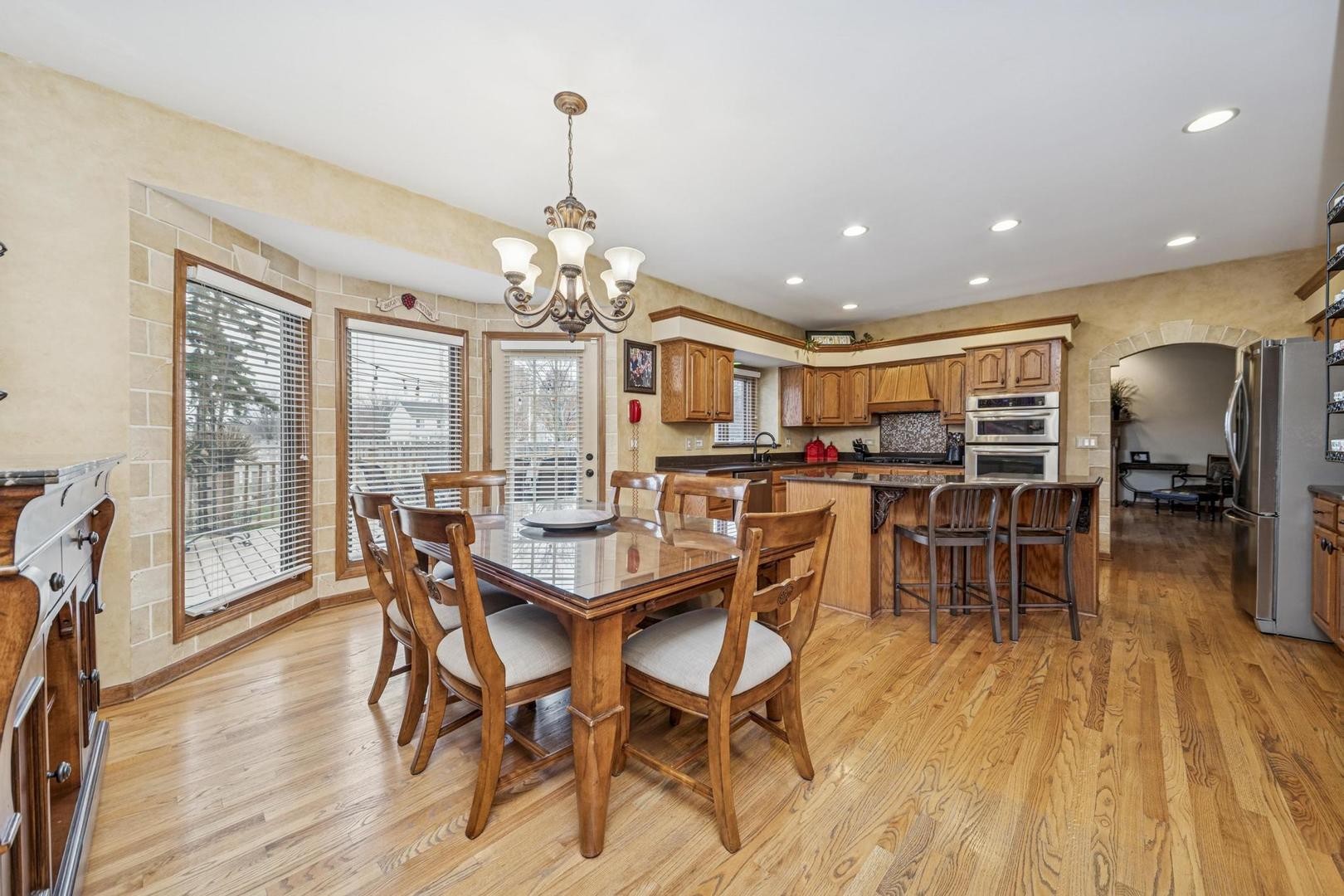 911 Hampton Drive, Carol Stream, IL 60188