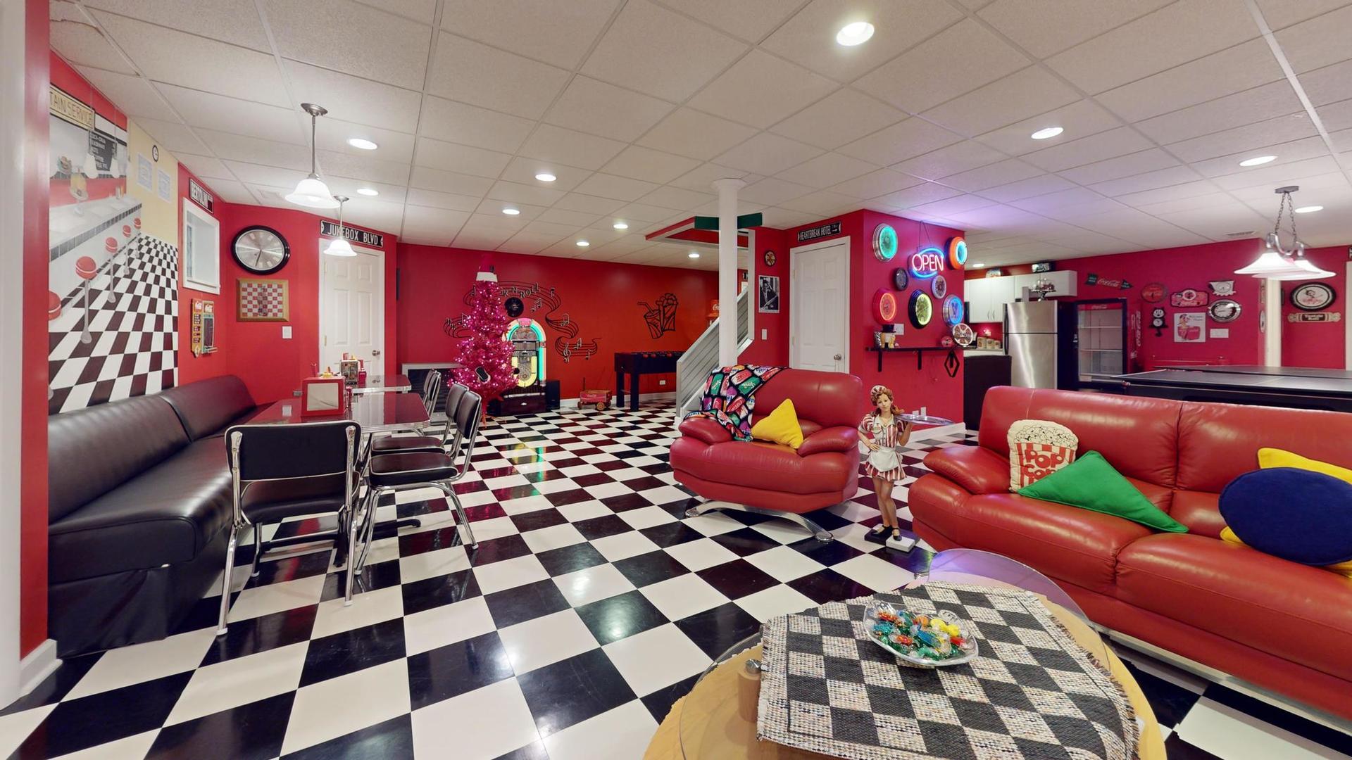 911 Hampton Drive, Carol Stream, IL 60188