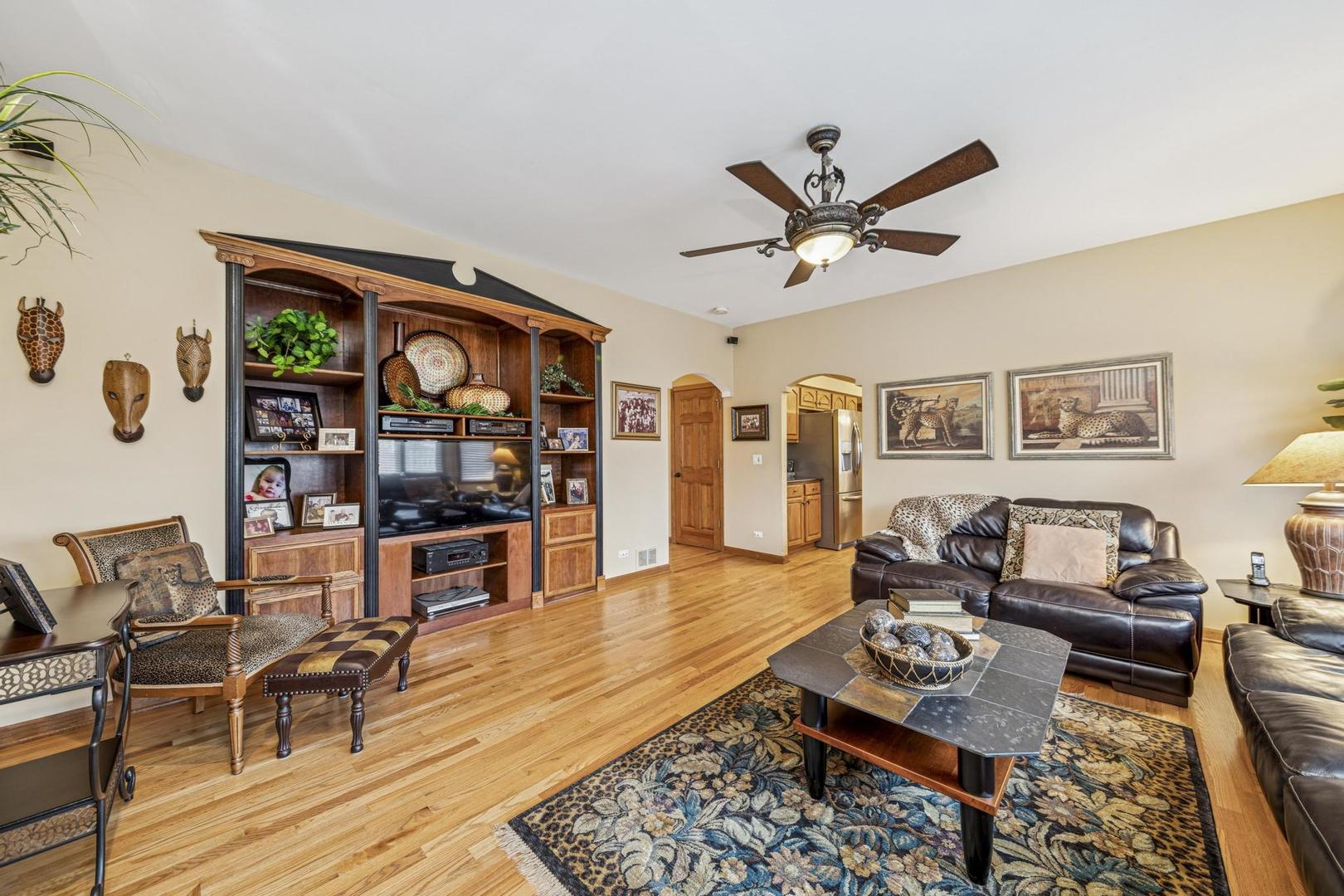 911 Hampton Drive, Carol Stream, IL 60188