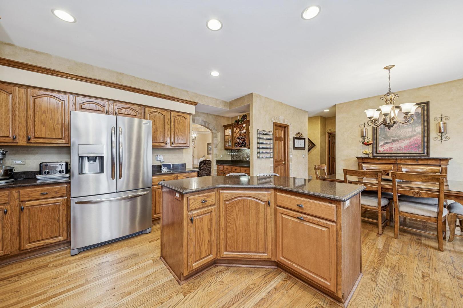 911 Hampton Drive, Carol Stream, IL 60188