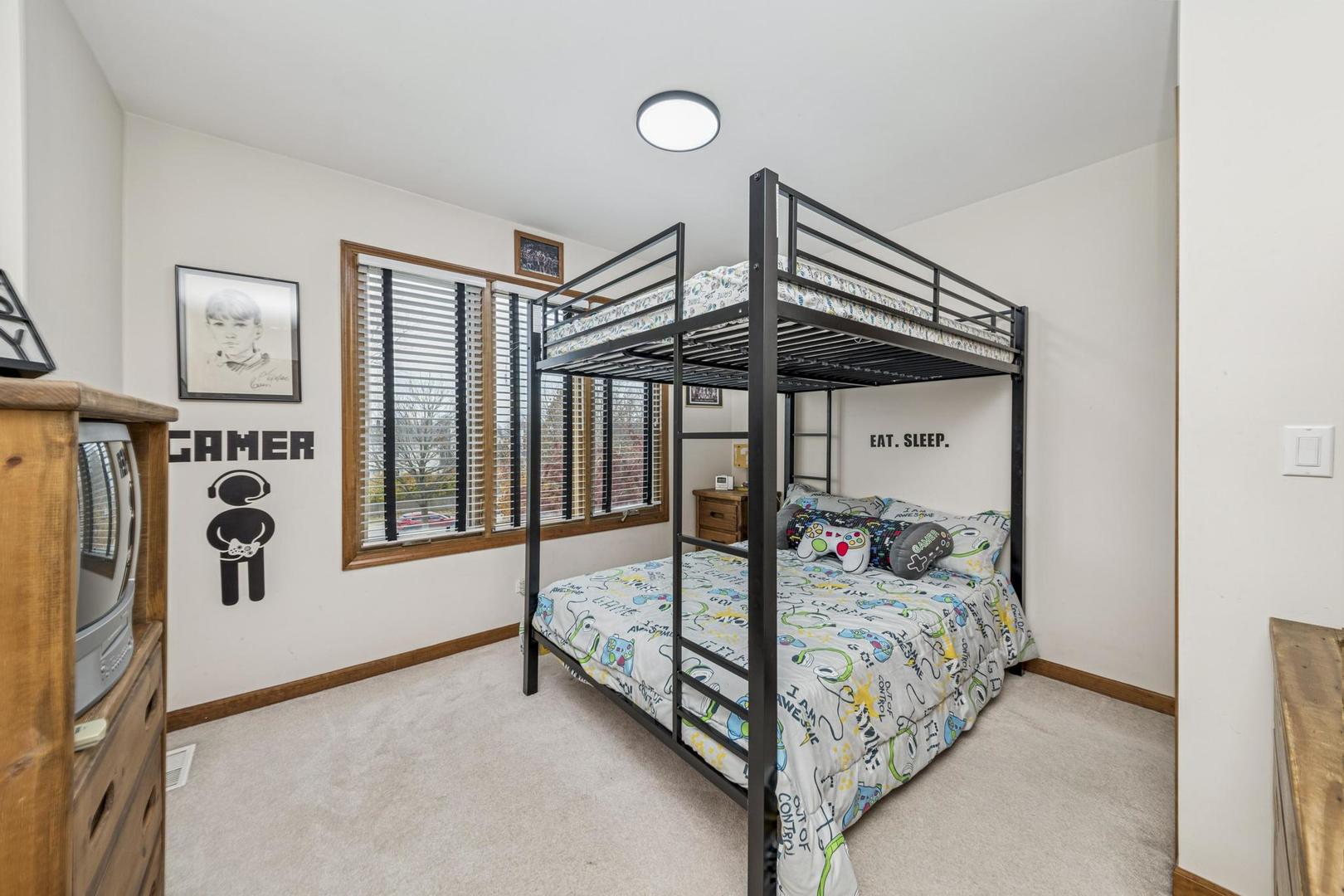 911 Hampton Drive, Carol Stream, IL 60188