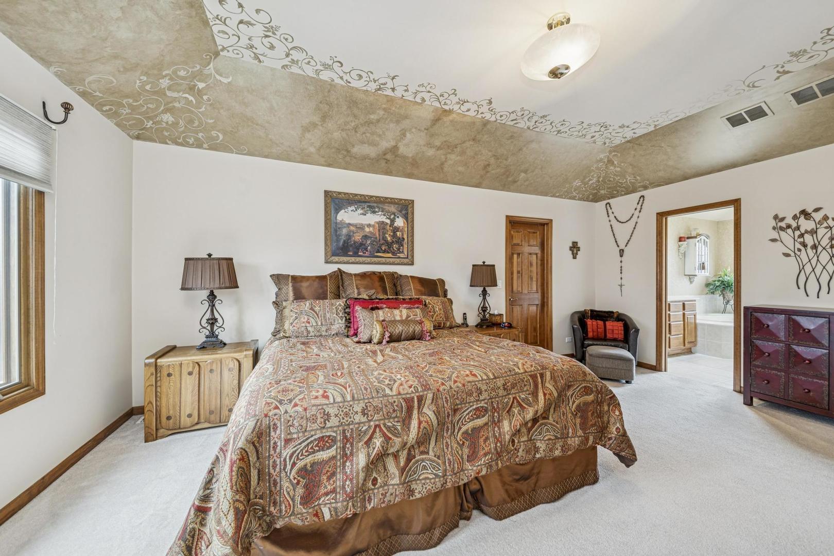 911 Hampton Drive, Carol Stream, IL 60188