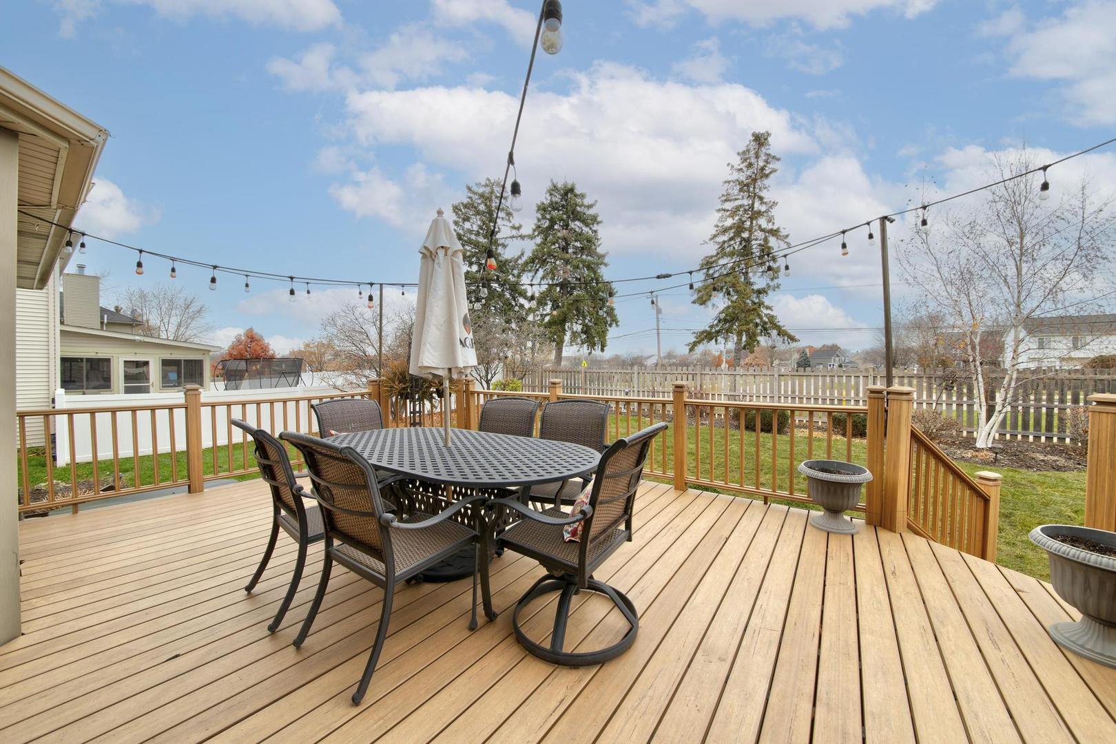 911 Hampton Drive, Carol Stream, IL 60188