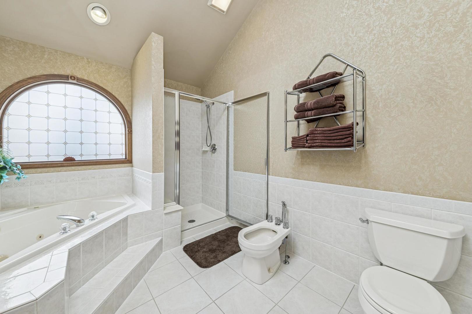 911 Hampton Drive, Carol Stream, IL 60188