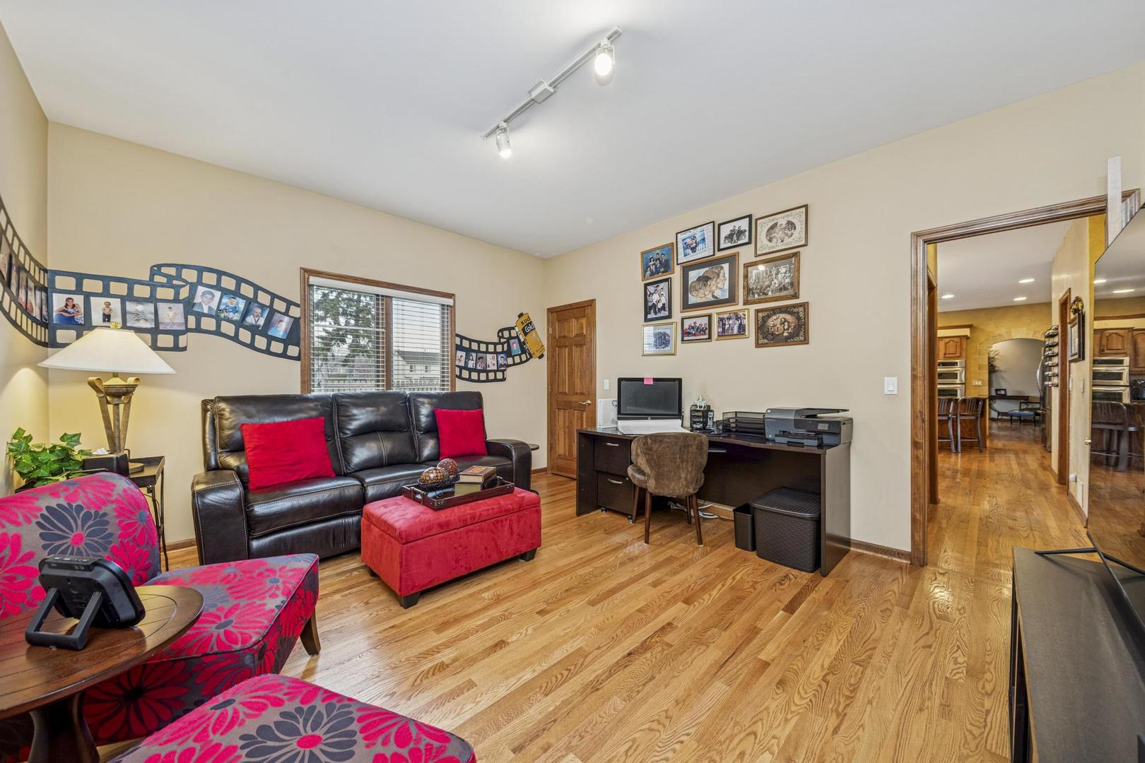 911 Hampton Drive, Carol Stream, IL 60188