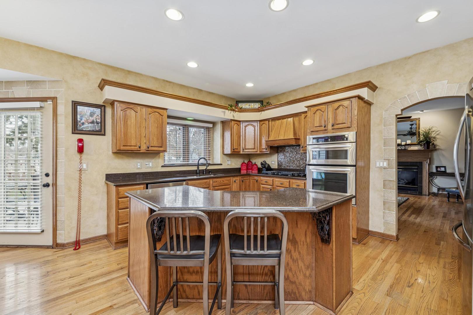 911 Hampton Drive, Carol Stream, IL 60188