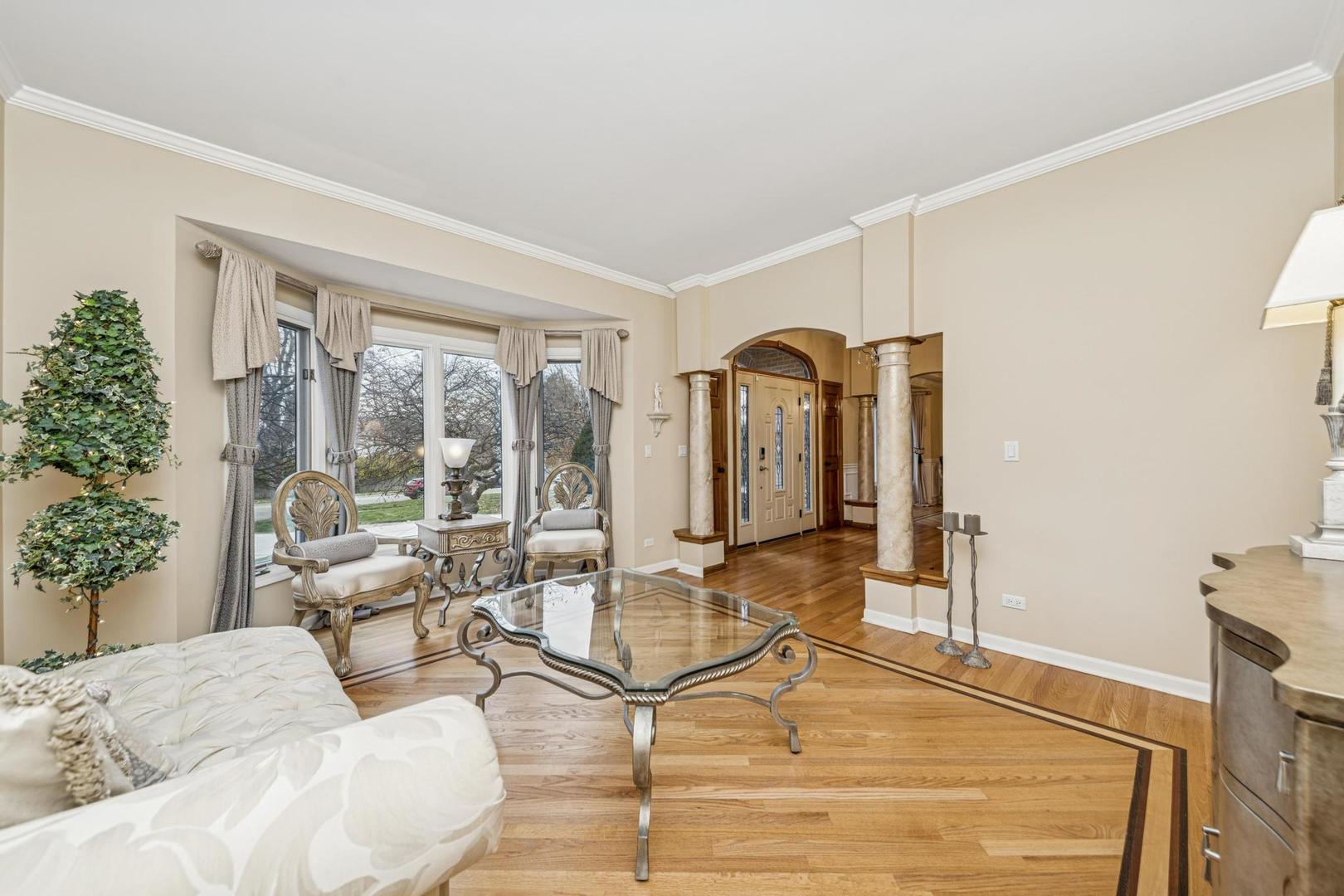 911 Hampton Drive, Carol Stream, IL 60188