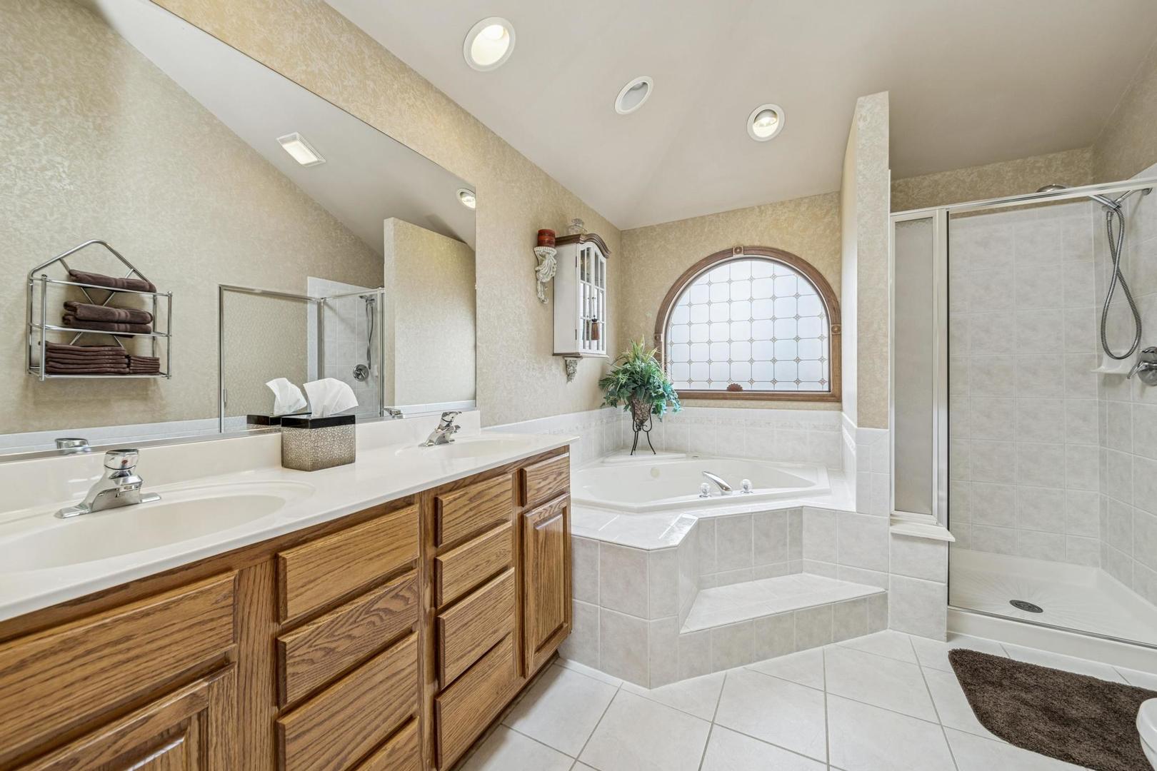 911 Hampton Drive, Carol Stream, IL 60188