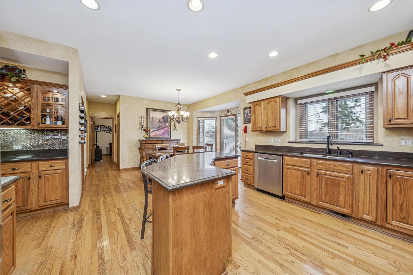 911 Hampton Drive, Carol Stream, IL 60188