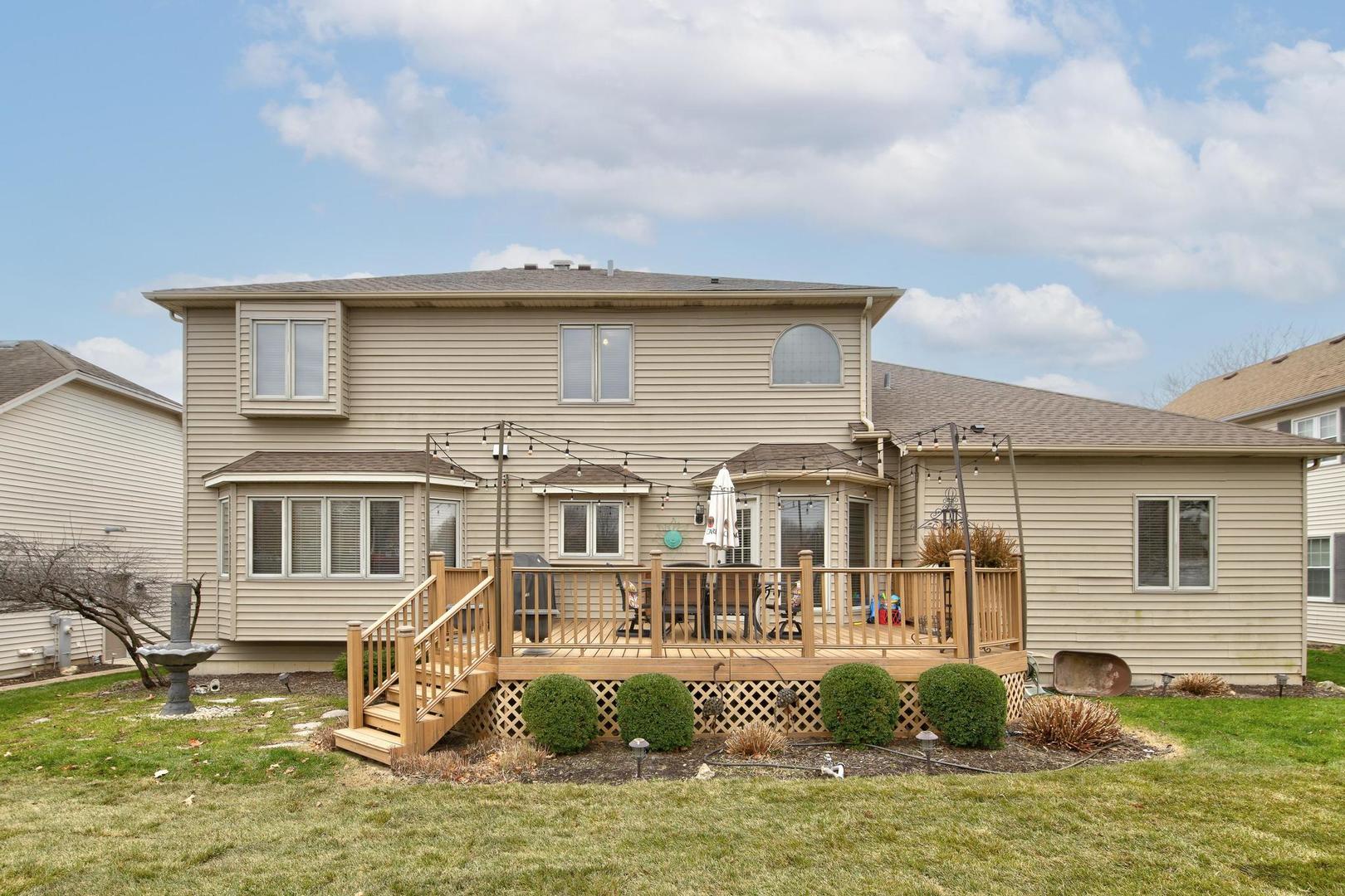 911 Hampton Drive, Carol Stream, IL 60188