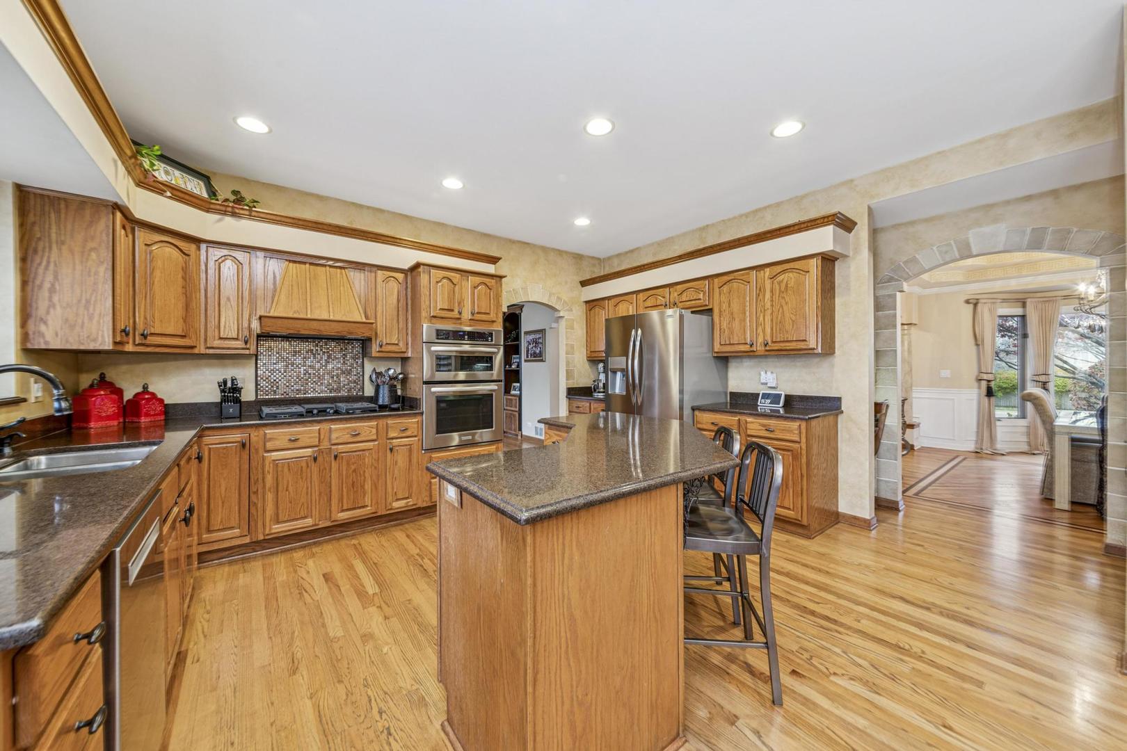 911 Hampton Drive, Carol Stream, IL 60188