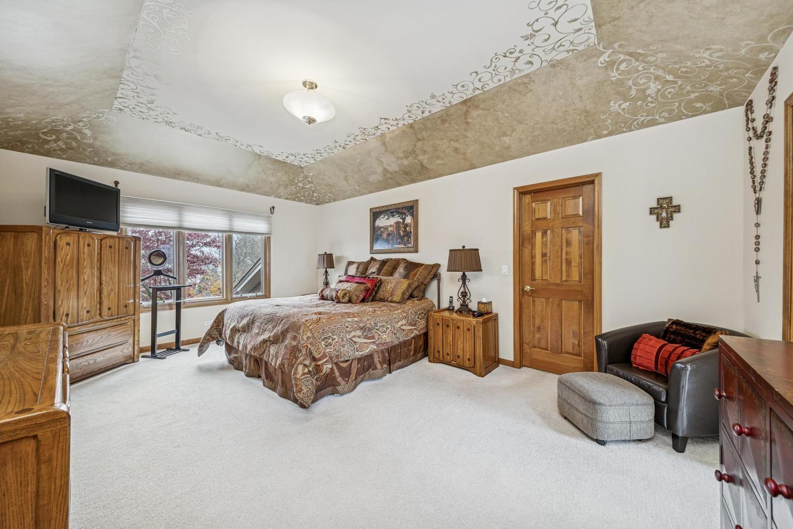 911 Hampton Drive, Carol Stream, IL 60188