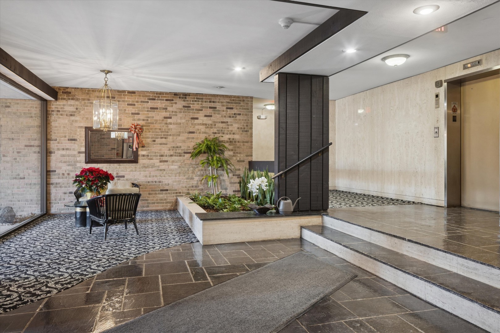 320 Claymoor Road #1A, Hinsdale, IL 60521