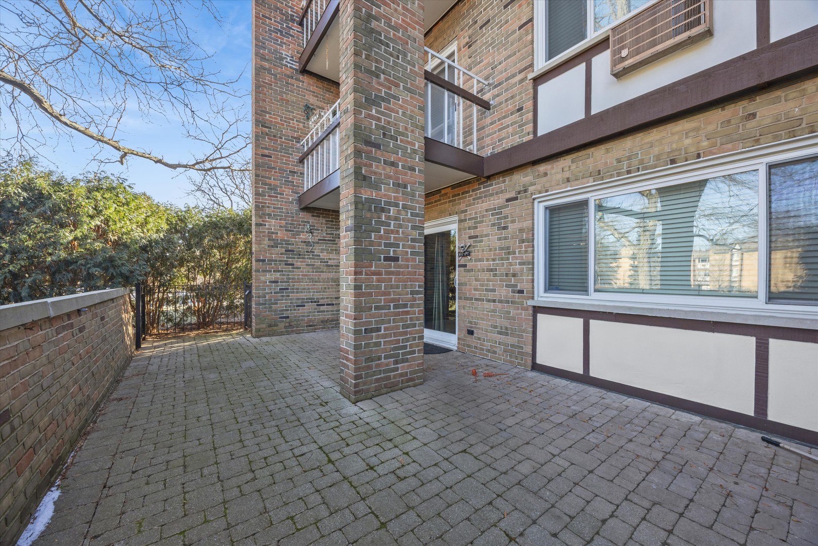 320 Claymoor Road #1A, Hinsdale, IL 60521