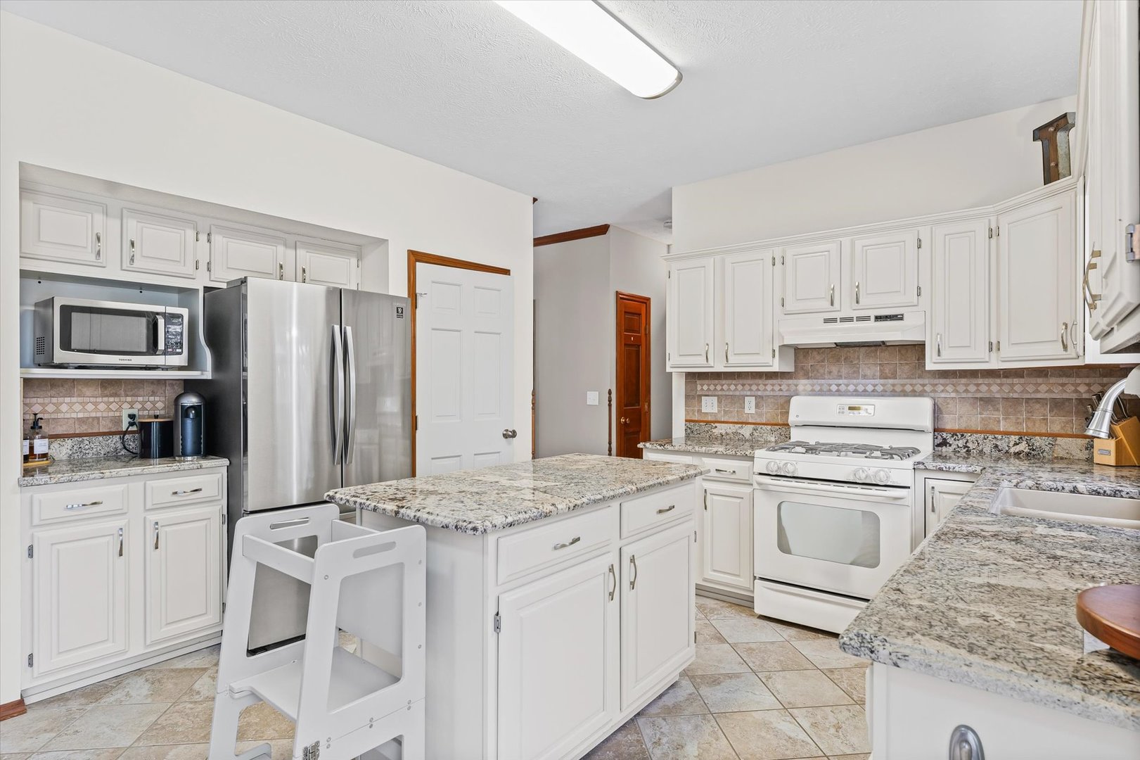 3 Earls Court, Bloomington, IL 61704