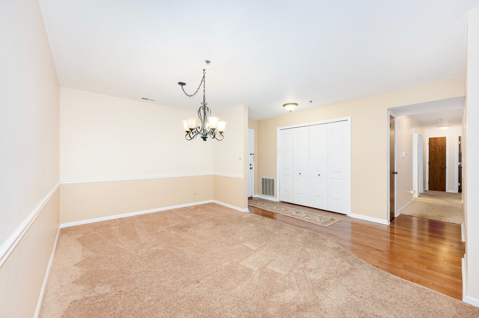 127 Acacia Circle #304, Indian Head Park, IL 60525