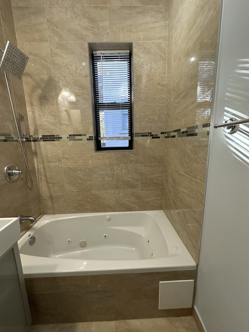 1949 W Grace Street #2E, Chicago, IL 60613