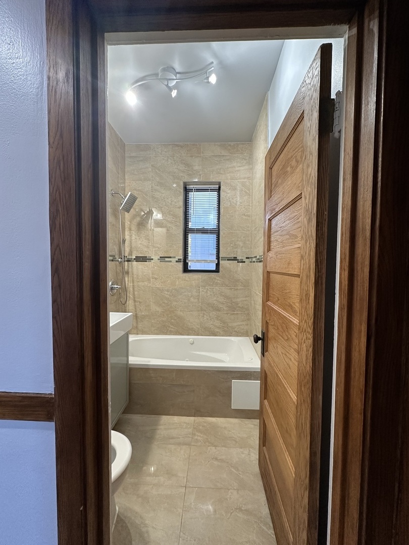 1949 W Grace Street #2E, Chicago, IL 60613