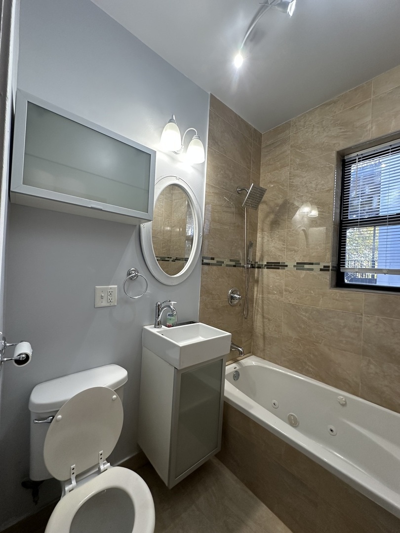 1949 W Grace Street #2E, Chicago, IL 60613