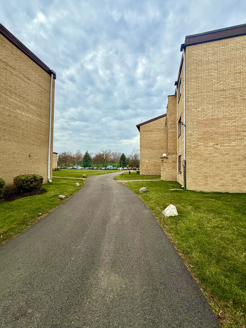 1173 S Forums Court #1D, Wheeling, IL 60090