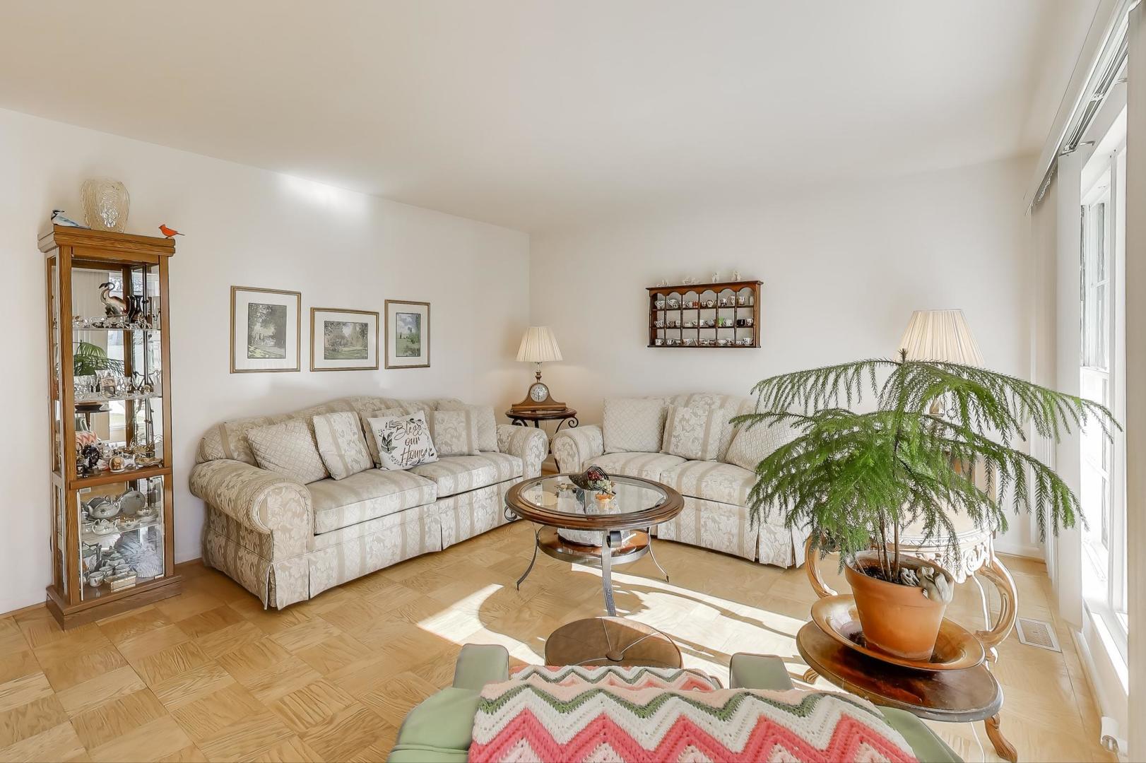 218 Greenbriar Street, Elk Grove Village, IL 60007