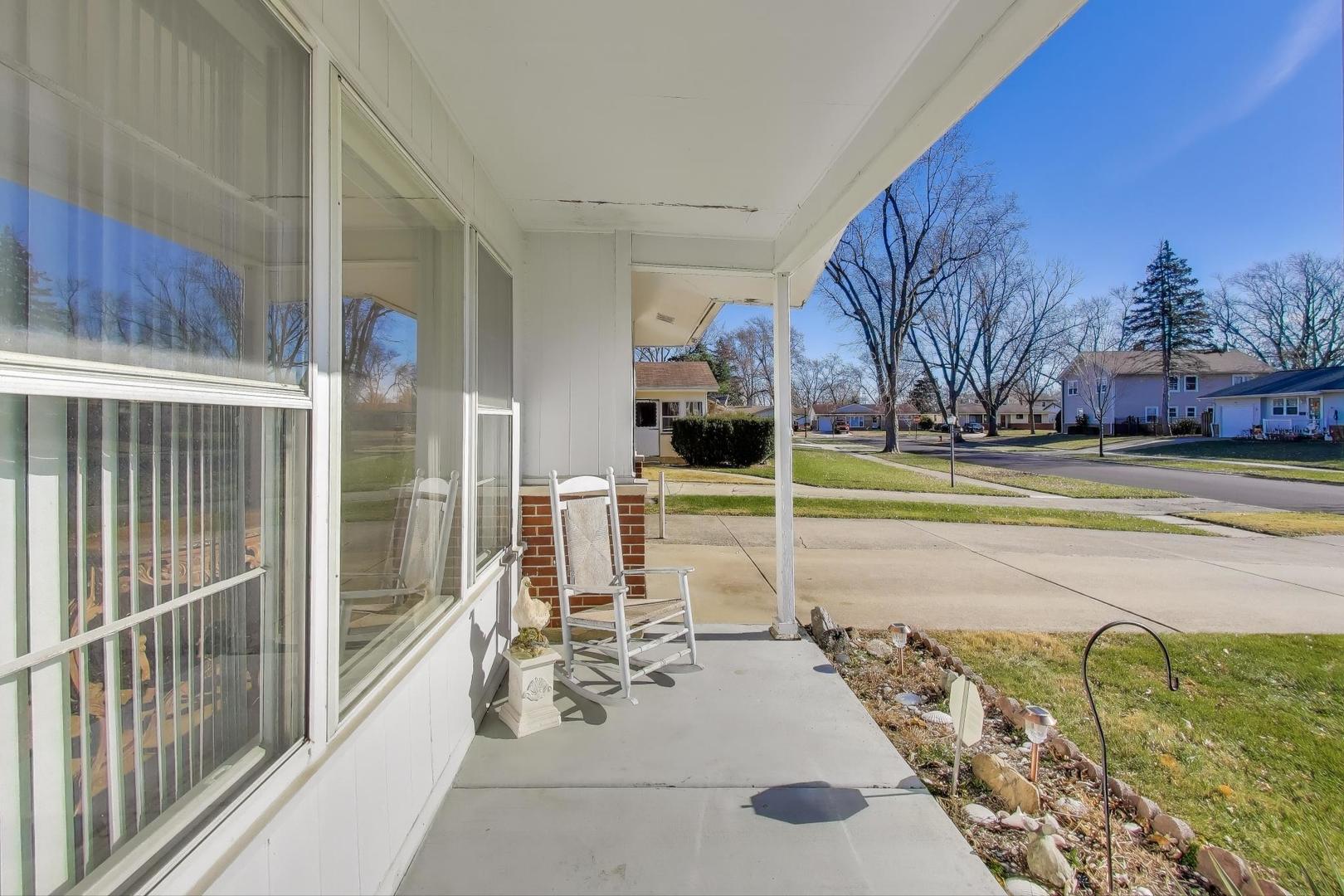 218 Greenbriar Street, Elk Grove Village, IL 60007