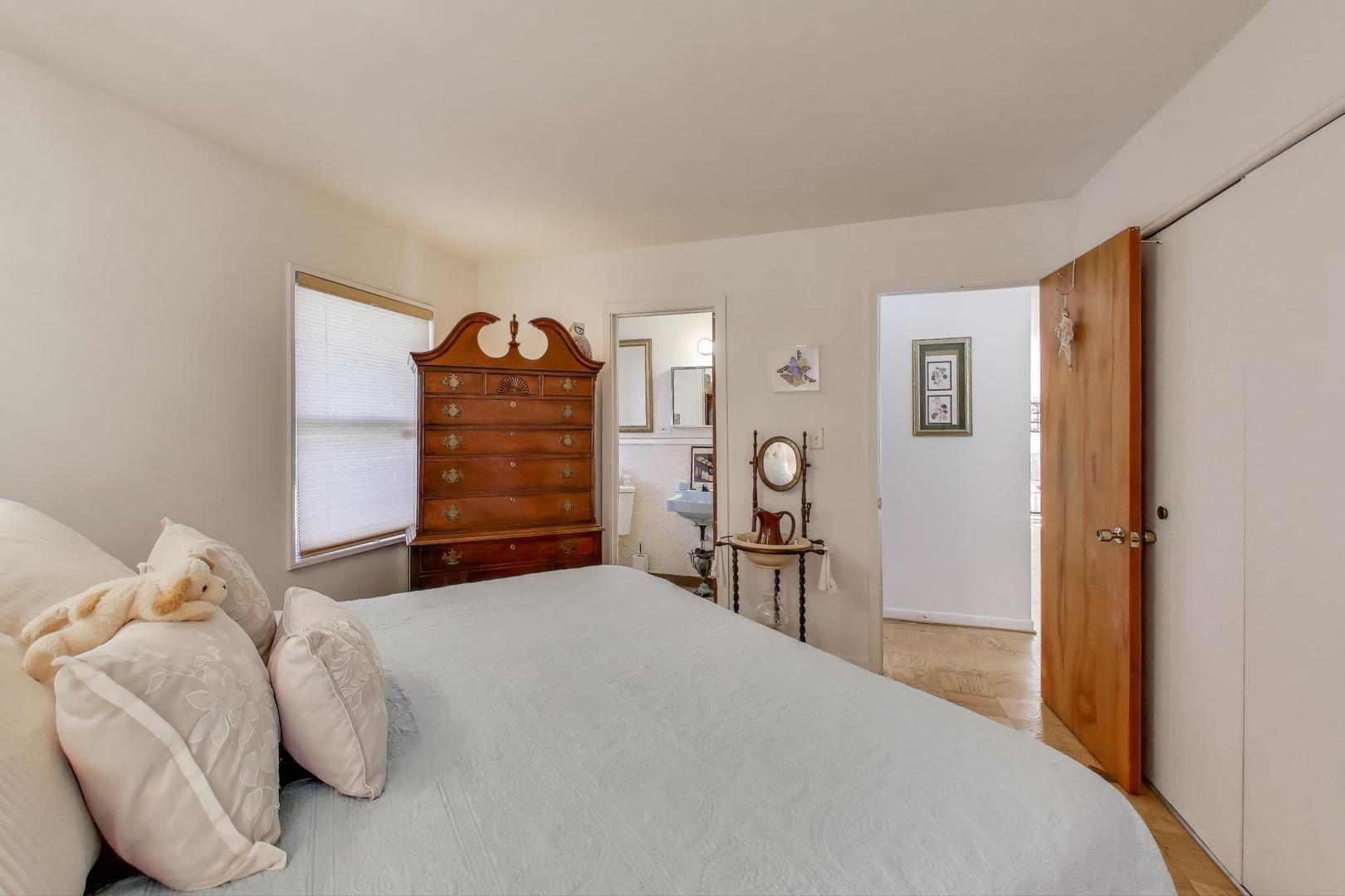 218 Greenbriar Street, Elk Grove Village, IL 60007