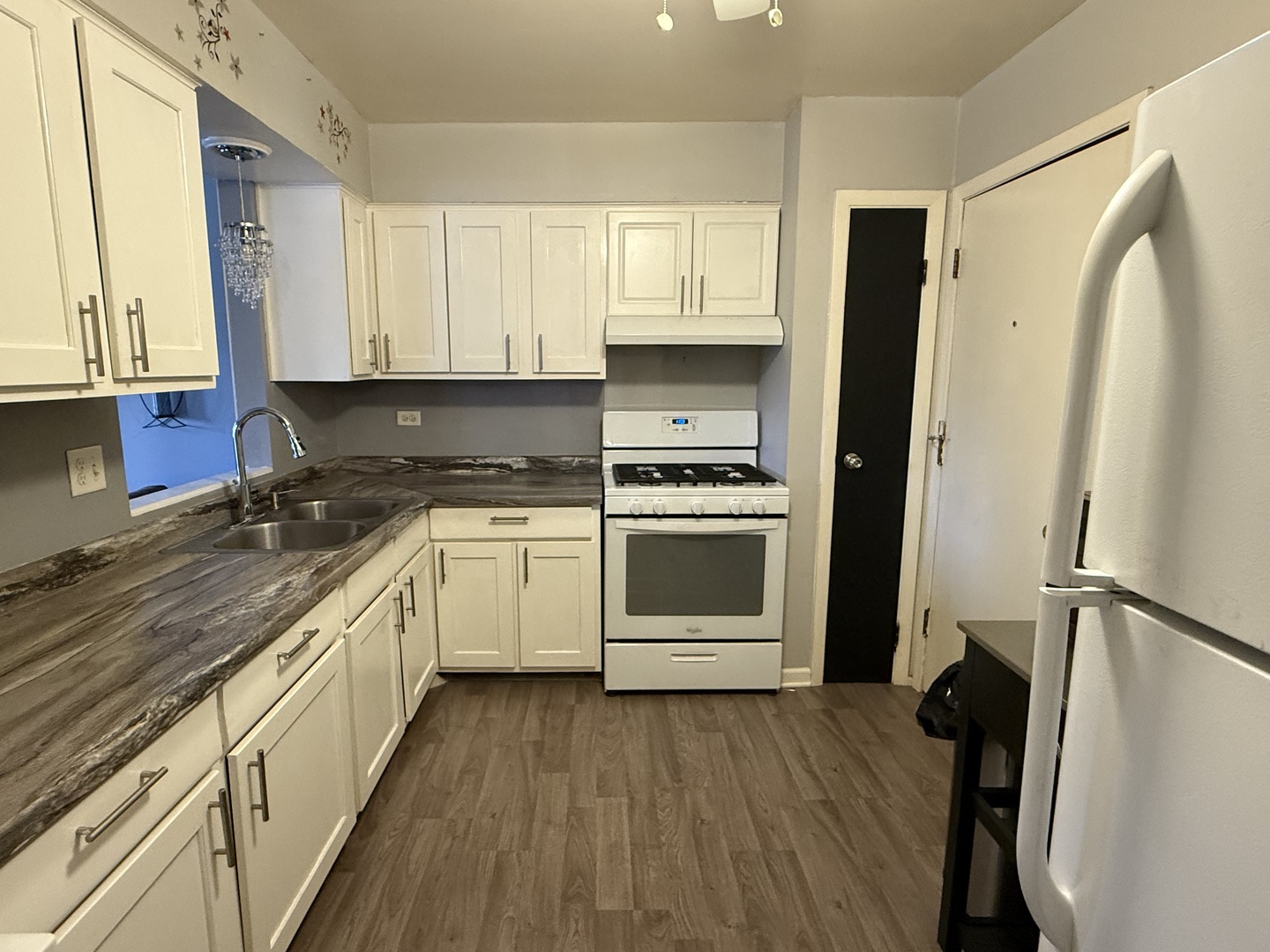 5725 Holmes Avenue #15, Clarendon Hills, IL 60514