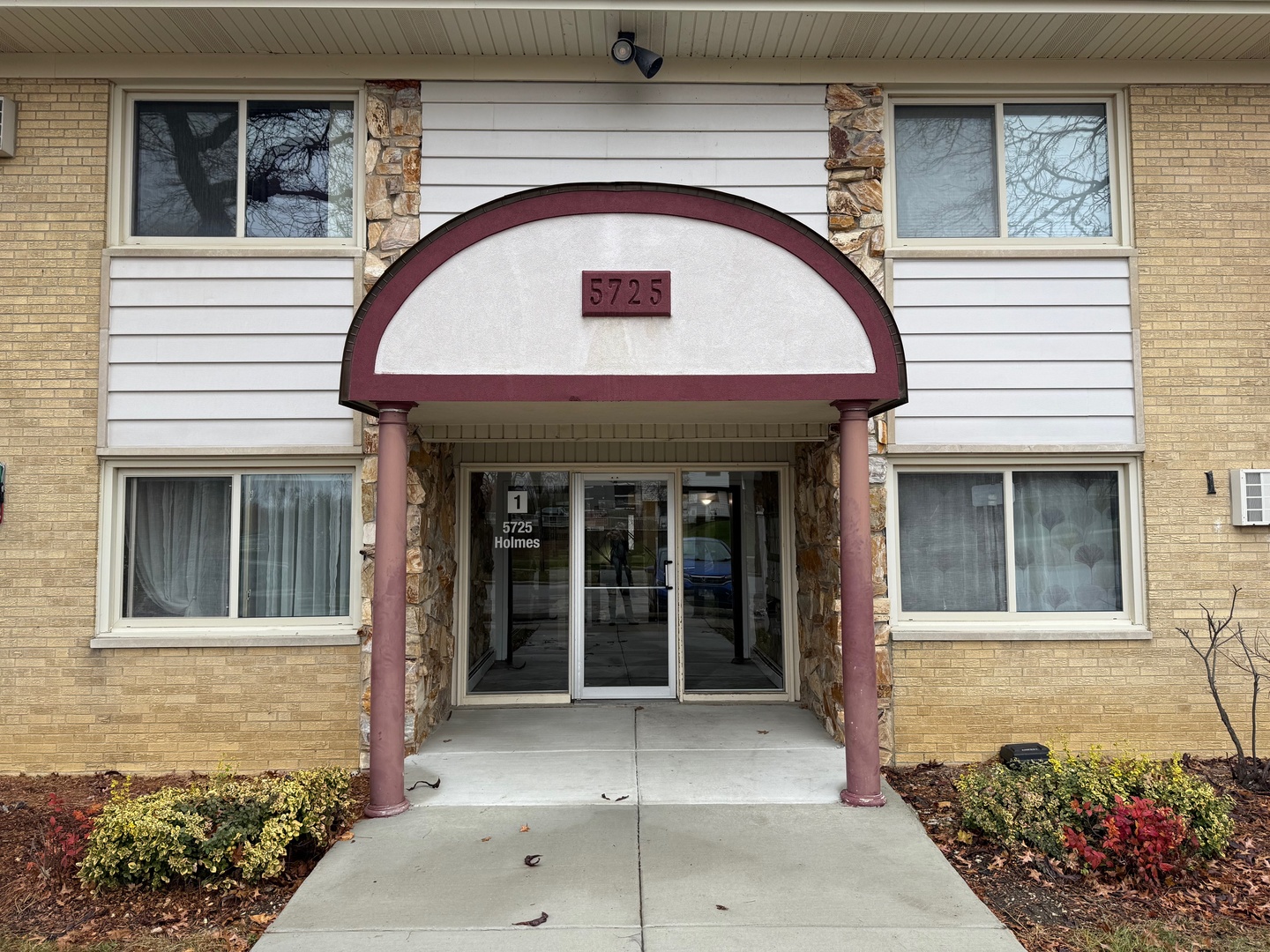 5725 Holmes Avenue #15, Clarendon Hills, IL 60514